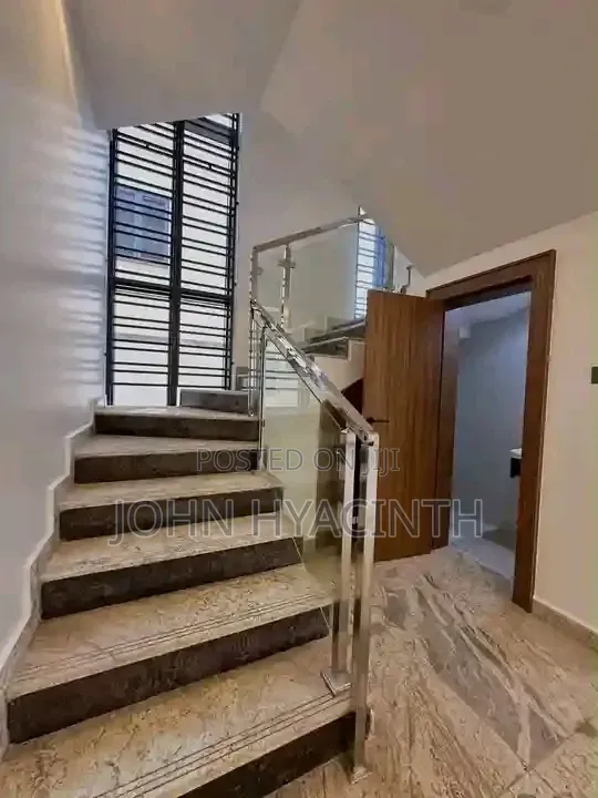 4bdrm Duplex in Utako for sale