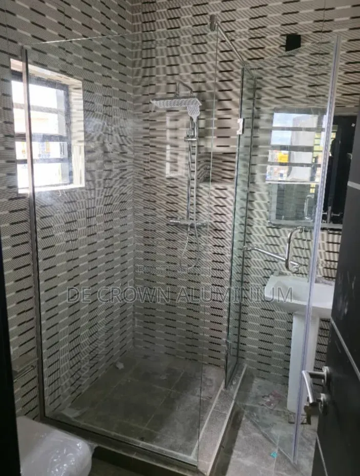 10mm Tempered Clear Glass L Shape Shower Cubicle – Silver