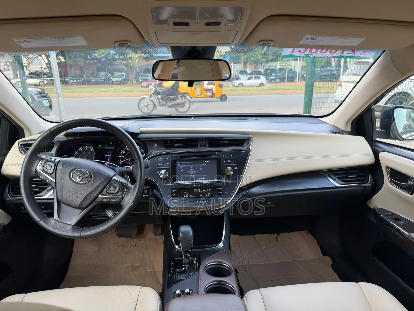 Toyota Avalon XLE Sedan FWD (3.5L 6cyl 6A) 2017 Gold