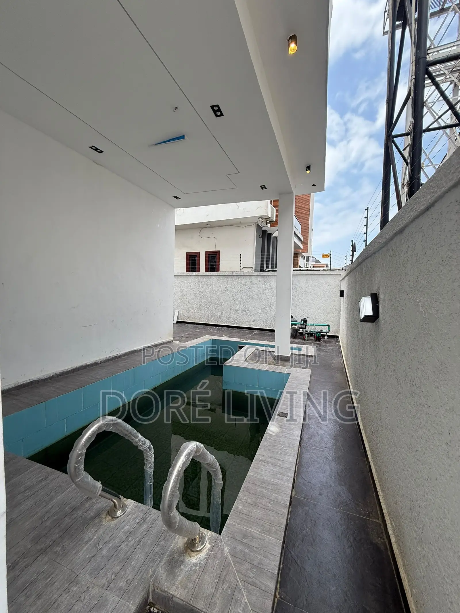 5bdrm Duplex in Ikota for sale