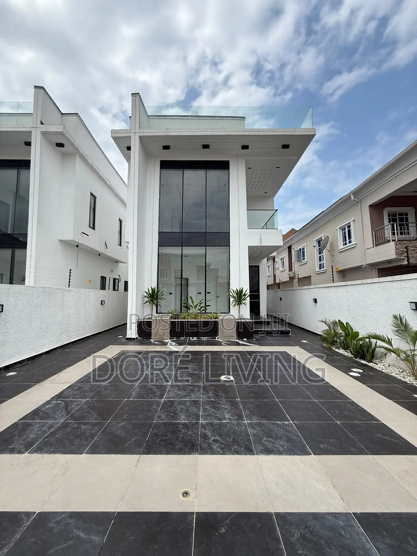 5bdrm Duplex in Ikota for sale