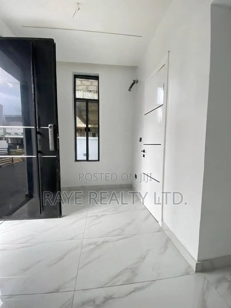 5bdrm Duplex in Chevron for sale