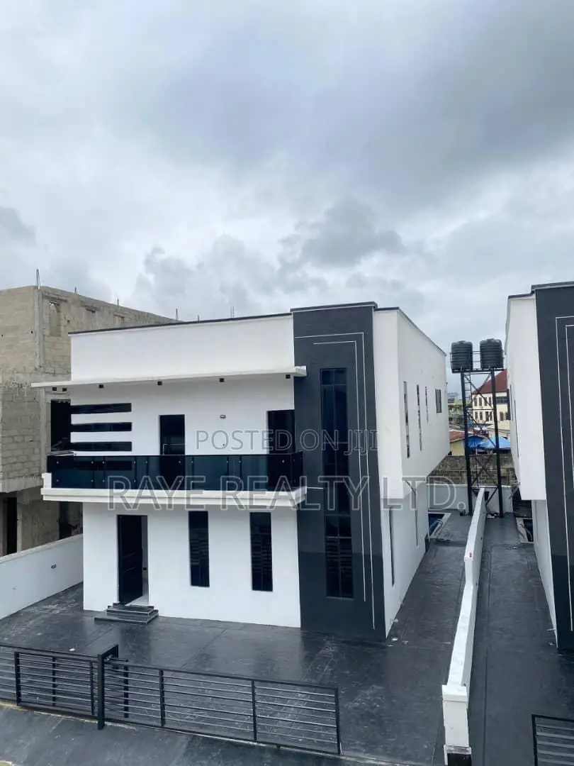 5bdrm Duplex in Chevron for sale