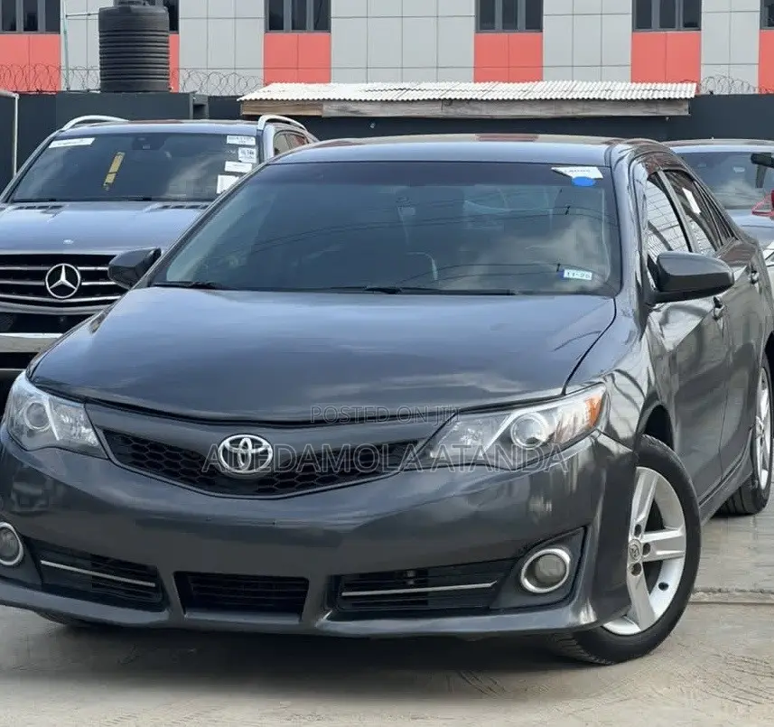 Toyota Camry SE 4dr Sedan (2.5L 4cyl 6A) 2013 Gray