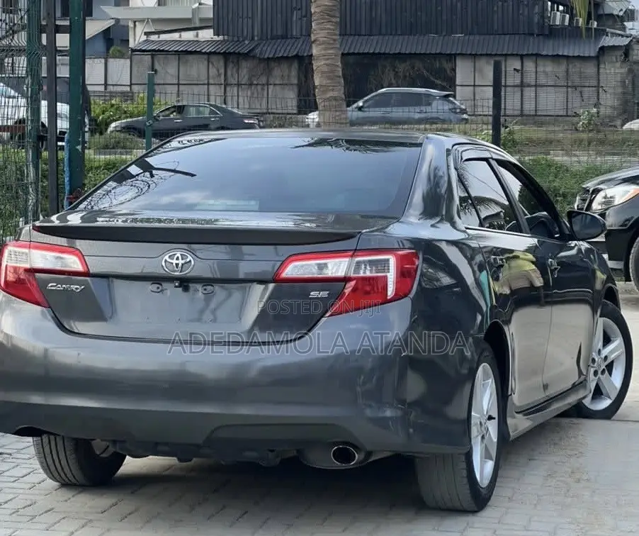 Toyota Camry SE 4dr Sedan (2.5L 4cyl 6A) 2013 Gray