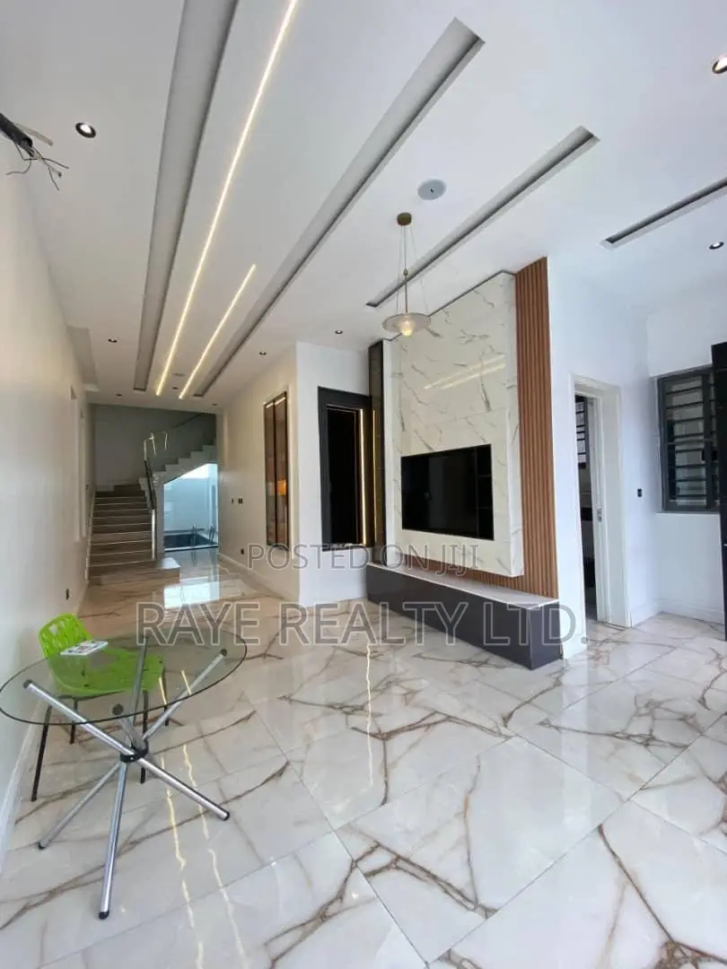 5bdrm Duplex in Chevron for sale