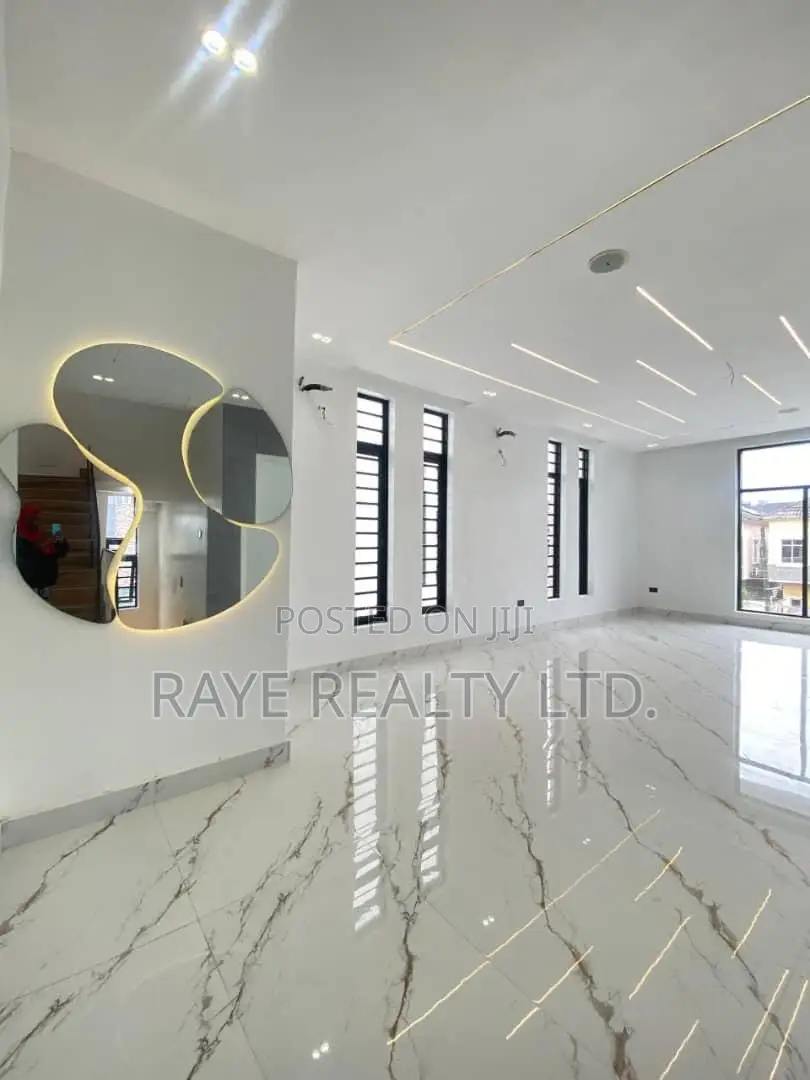 5bdrm Duplex in Chevron for sale