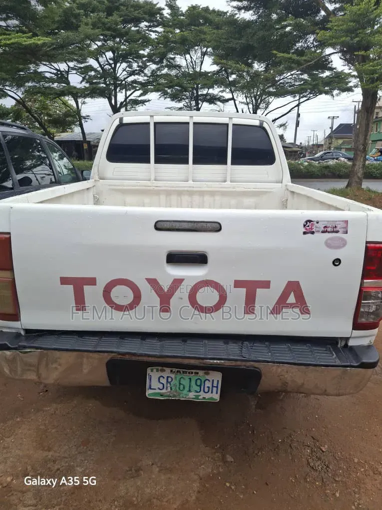 Toyota Hilux 2011 White