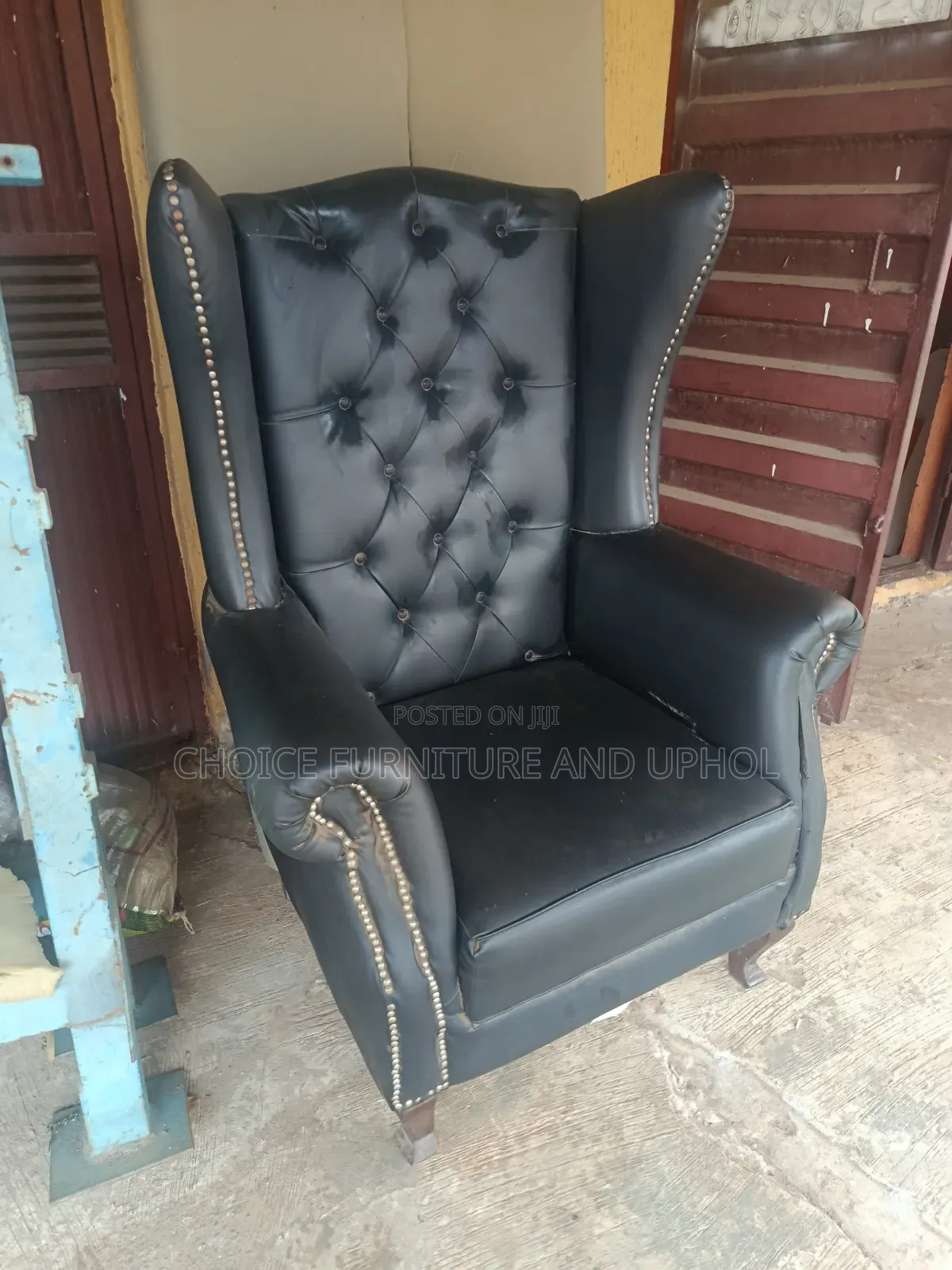 One Single Sofa Chair Crossle Use in the Perfect Condition