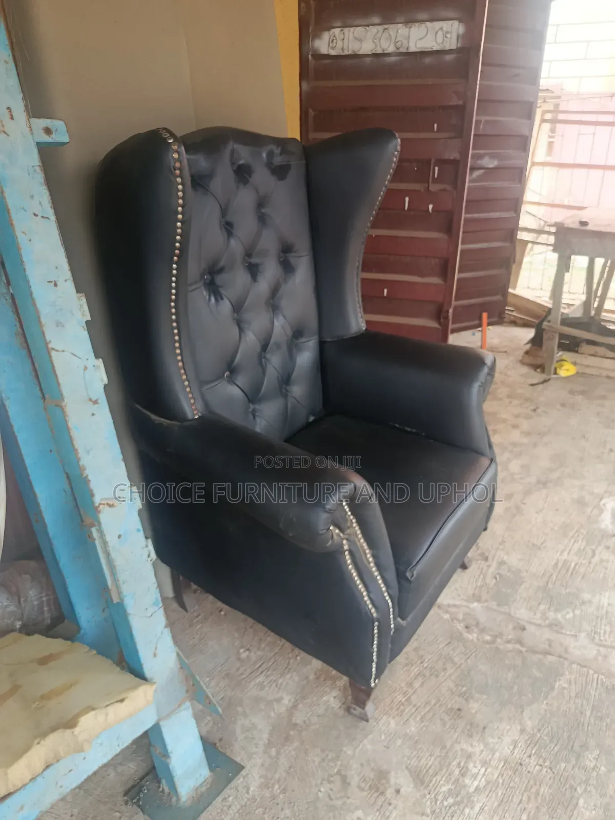 One Single Sofa Chair Crossle Use in the Perfect Condition