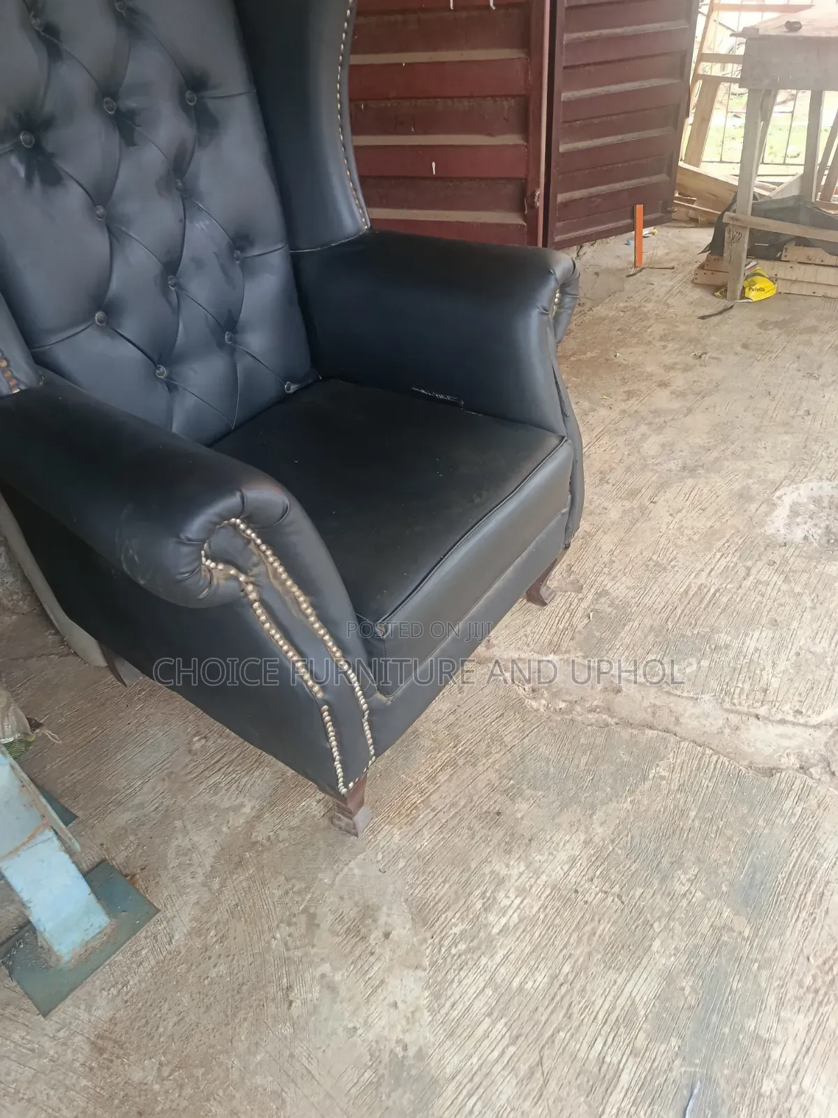 One Single Sofa Chair Crossle Use in the Perfect Condition