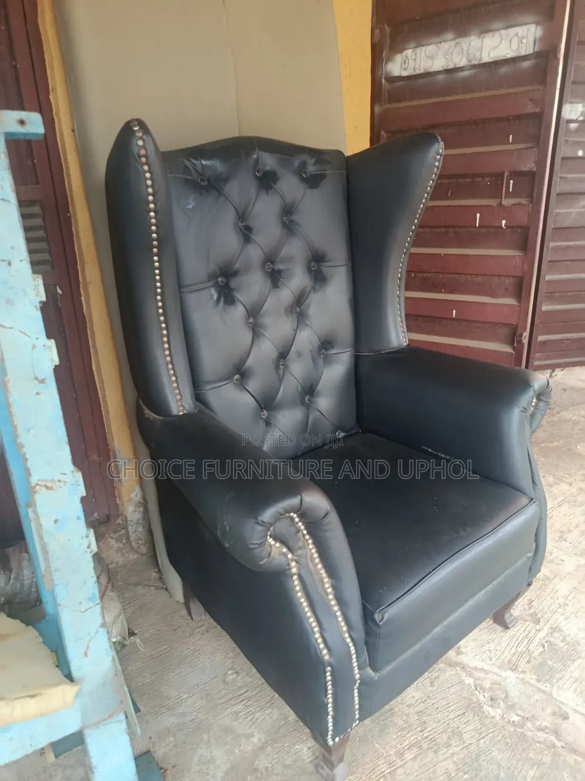 One Single Sofa Chair Crossle Use in the Perfect Condition