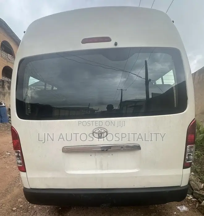 Toyota HiAce 2015 White