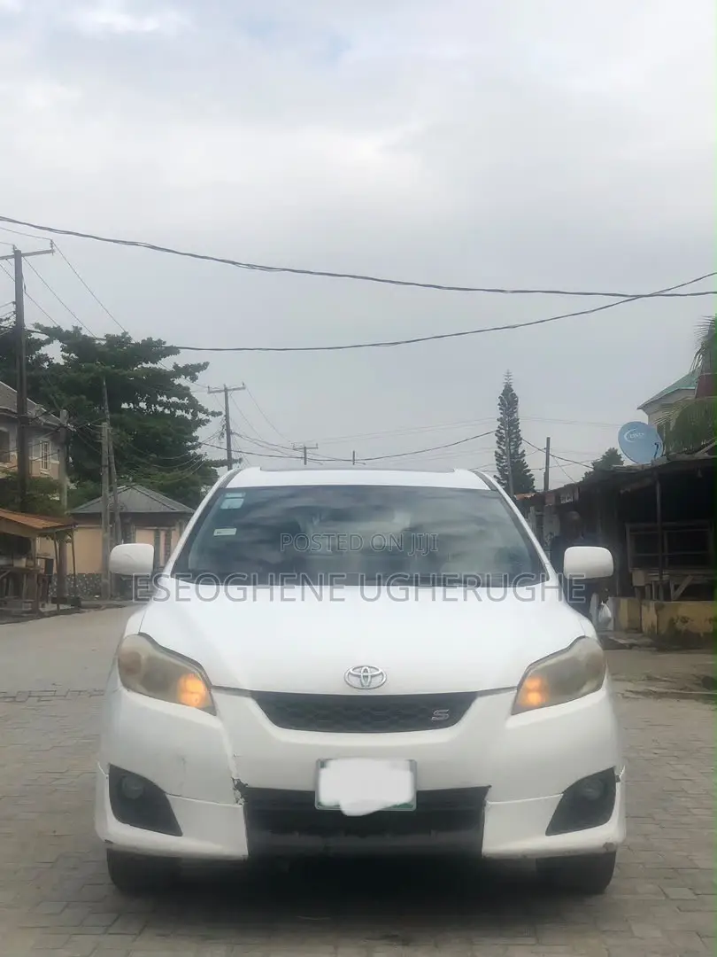 Toyota Matrix S Hatchback AWD (2.4L 4cyl 4A) 2009 White