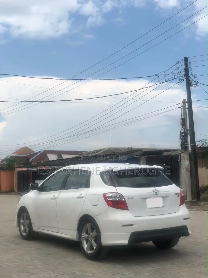 Toyota Matrix S Hatchback AWD (2.4L 4cyl 4A) 2009 White