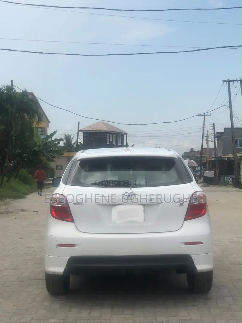 Toyota Matrix S Hatchback AWD (2.4L 4cyl 4A) 2009 White