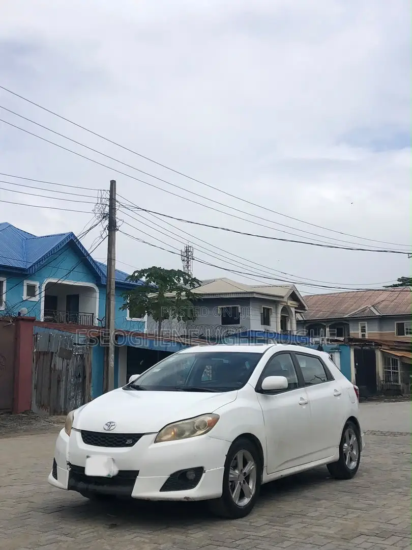 Toyota Matrix S Hatchback AWD (2.4L 4cyl 4A) 2009 White