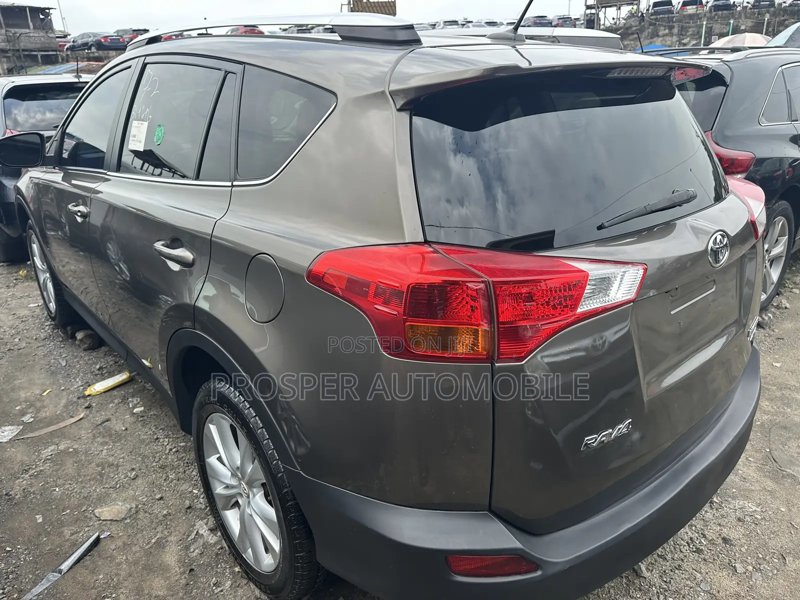 Toyota RAV4 XLE 4dr SUV AWD (2.5L 4cyl 6A) 2015 Gold