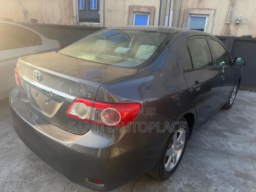 Toyota Corolla LE 4dr Sedan (1.8L 4cyl 4A) 2013 Gray
