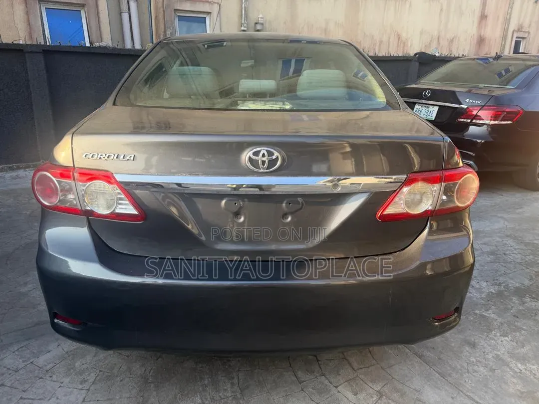 Toyota Corolla LE 4dr Sedan (1.8L 4cyl 4A) 2013 Gray