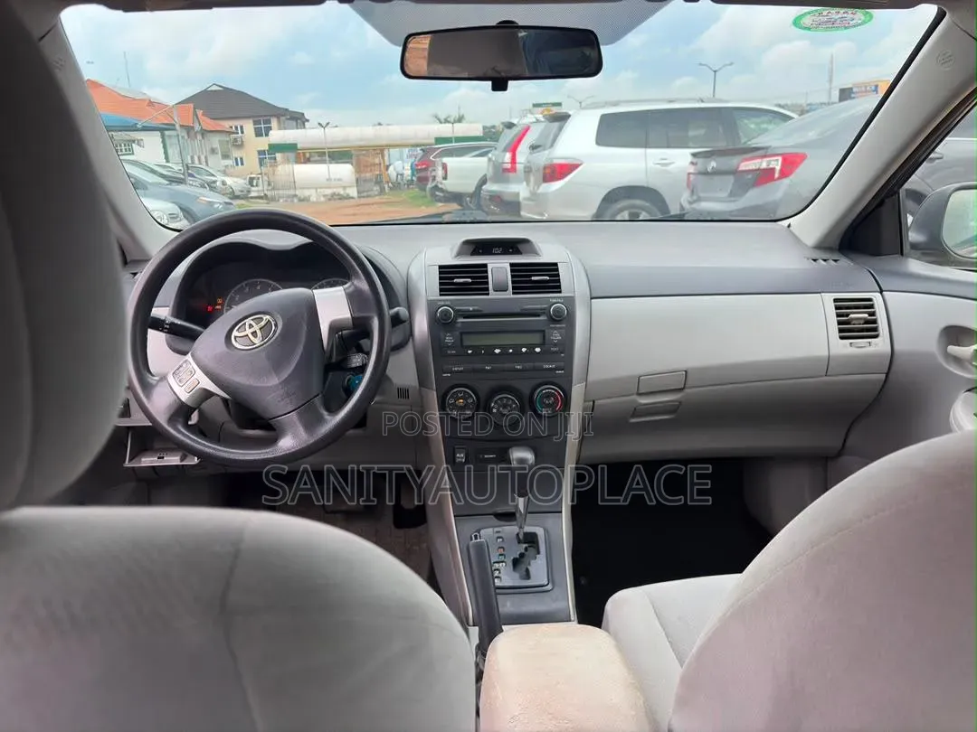 Toyota Corolla LE 4dr Sedan (1.8L 4cyl 4A) 2013 Gray