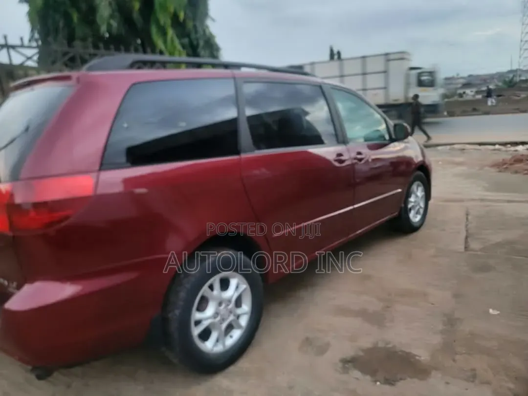 Toyota Sienna 2005 Red