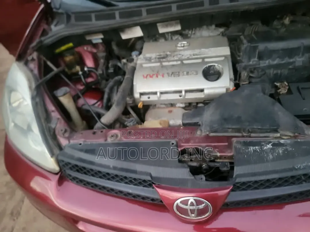 Toyota Sienna 2005 Red