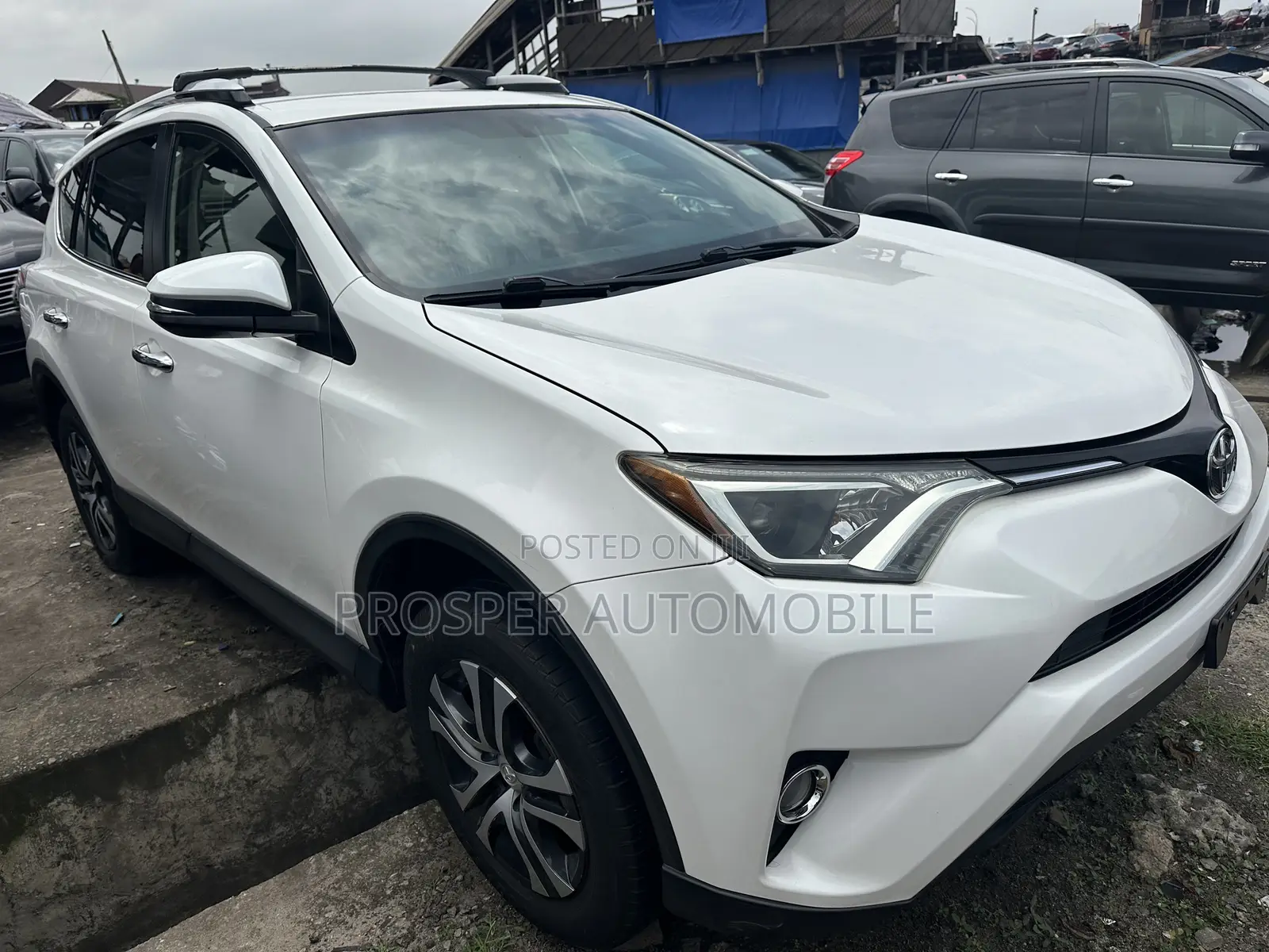 Toyota RAV4 LE FWD (2.5L 4cyl 6A) 2016 White