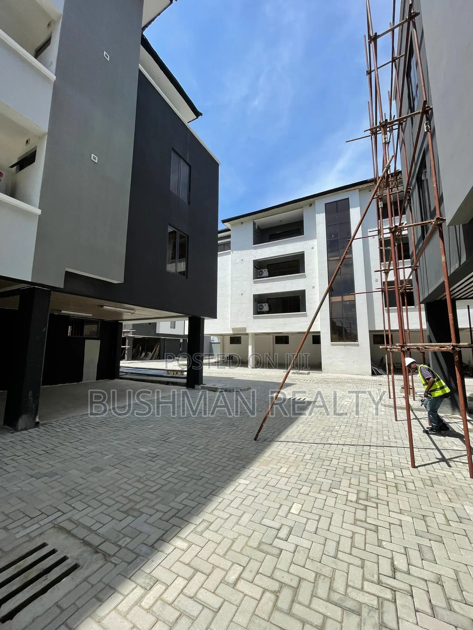 3bdrm Apartment in Lekki Phase 1 for rent