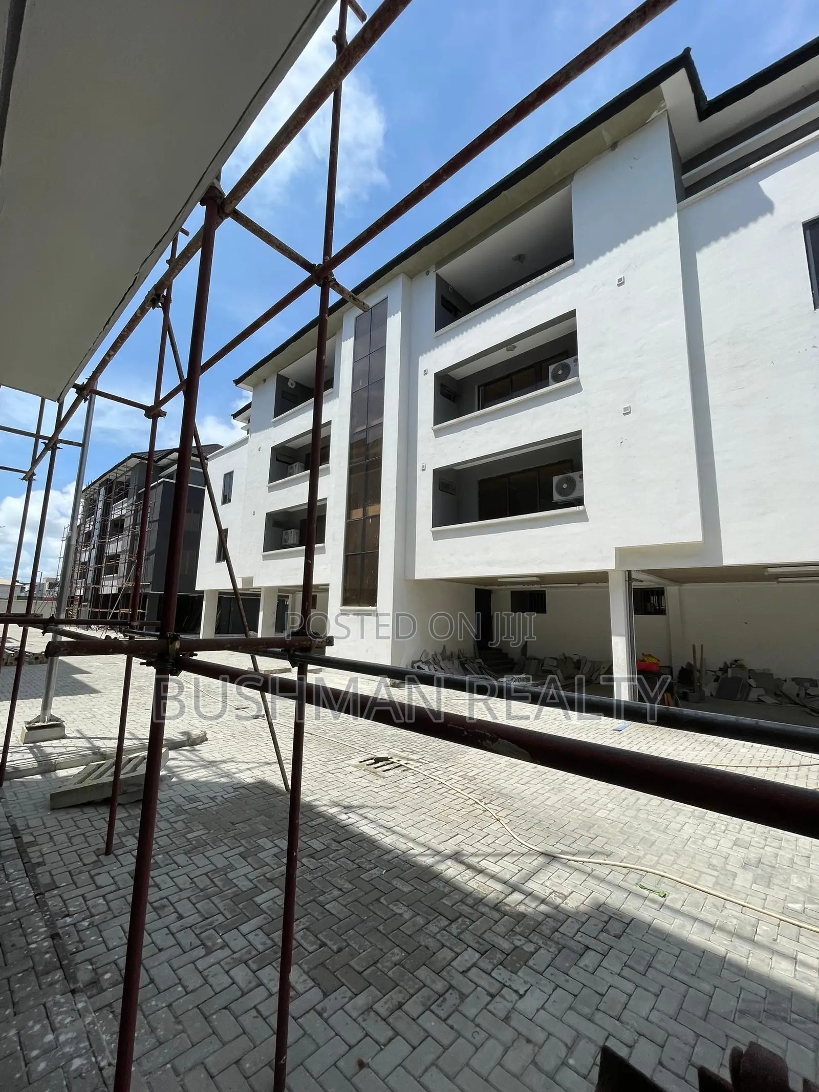 3bdrm Apartment in Lekki Phase 1 for rent