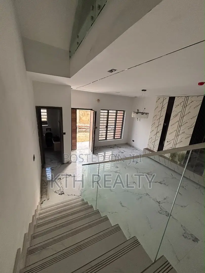 3bdrm Apartment in Lekki for sale