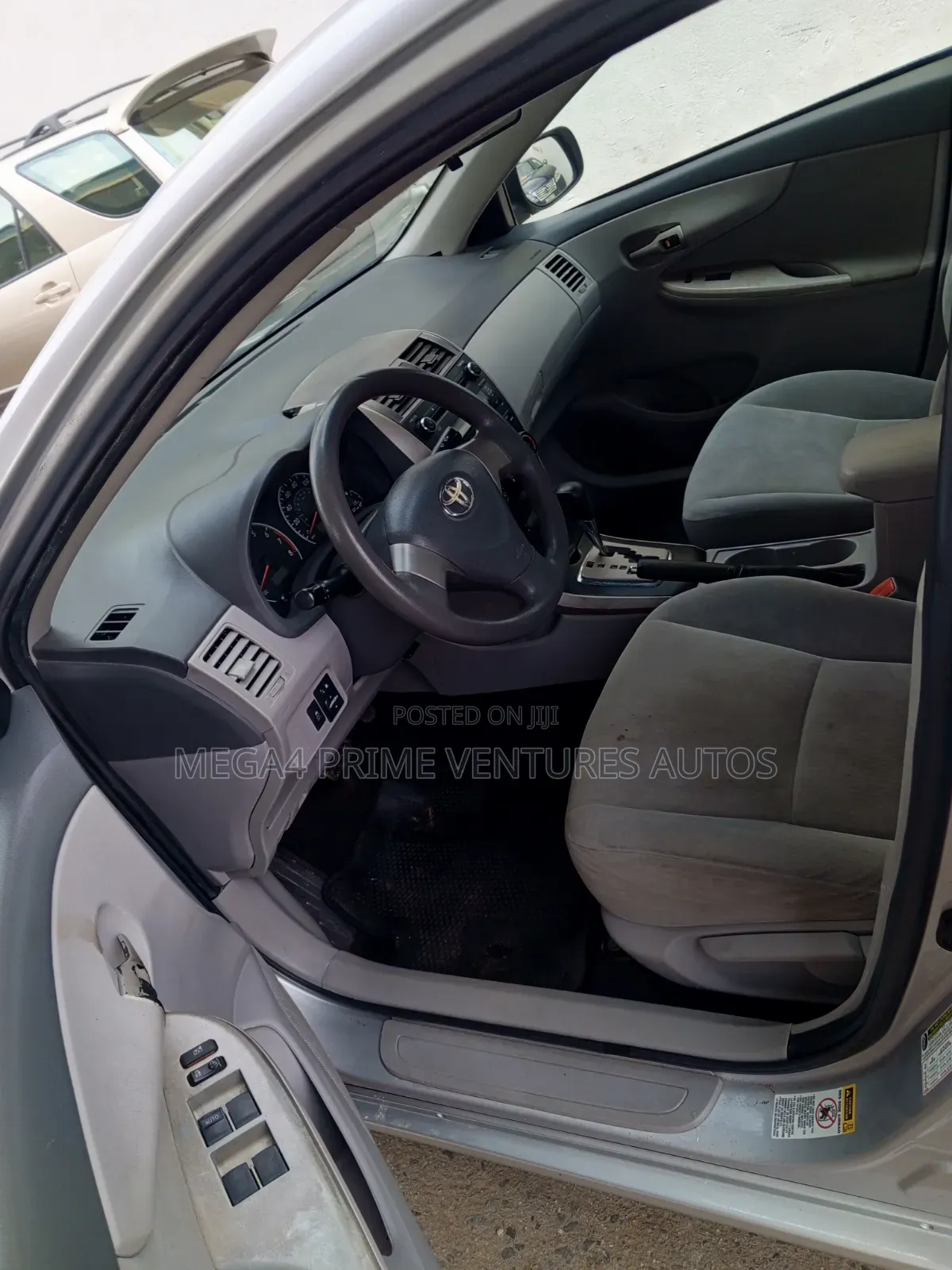 Toyota Corolla Base 4dr Sedan (1.8L 4cyl 5M) 2010 Silver