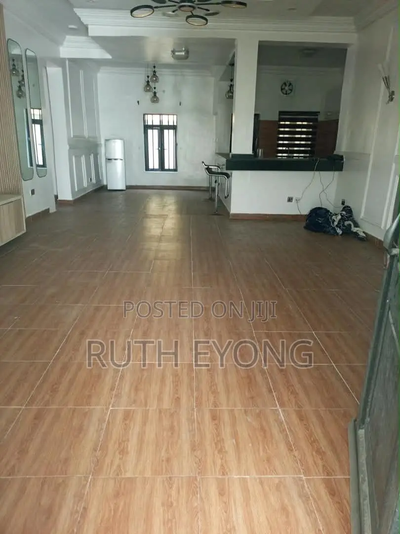 3bdrm Apartment in Lekki Phase 1 for rent