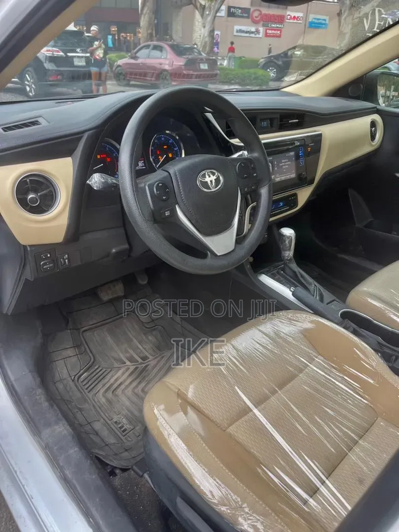 Toyota Corolla LE 4dr Sedan (1.8L 4cyl CVT) 2017 White