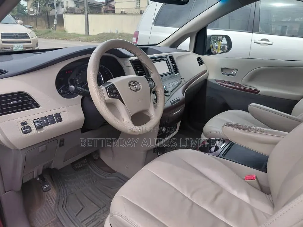 Toyota Sienna 2013 Red