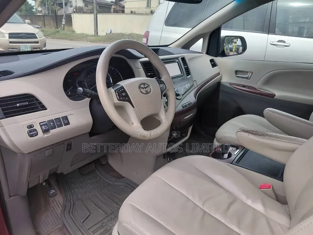 Toyota Sienna 2013 Red