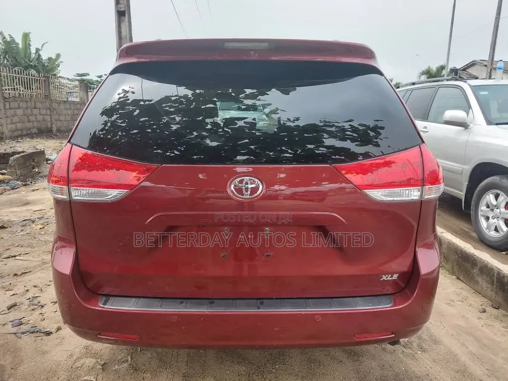 Toyota Sienna 2013 Red
