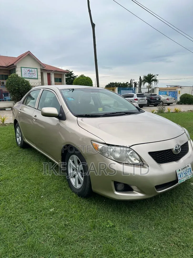 Toyota Corolla 2011 Gold