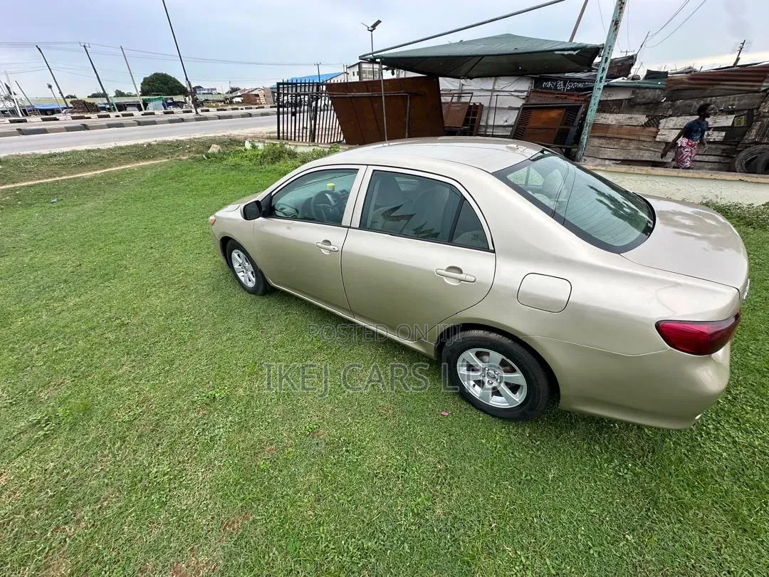 Toyota Corolla 2011 Gold