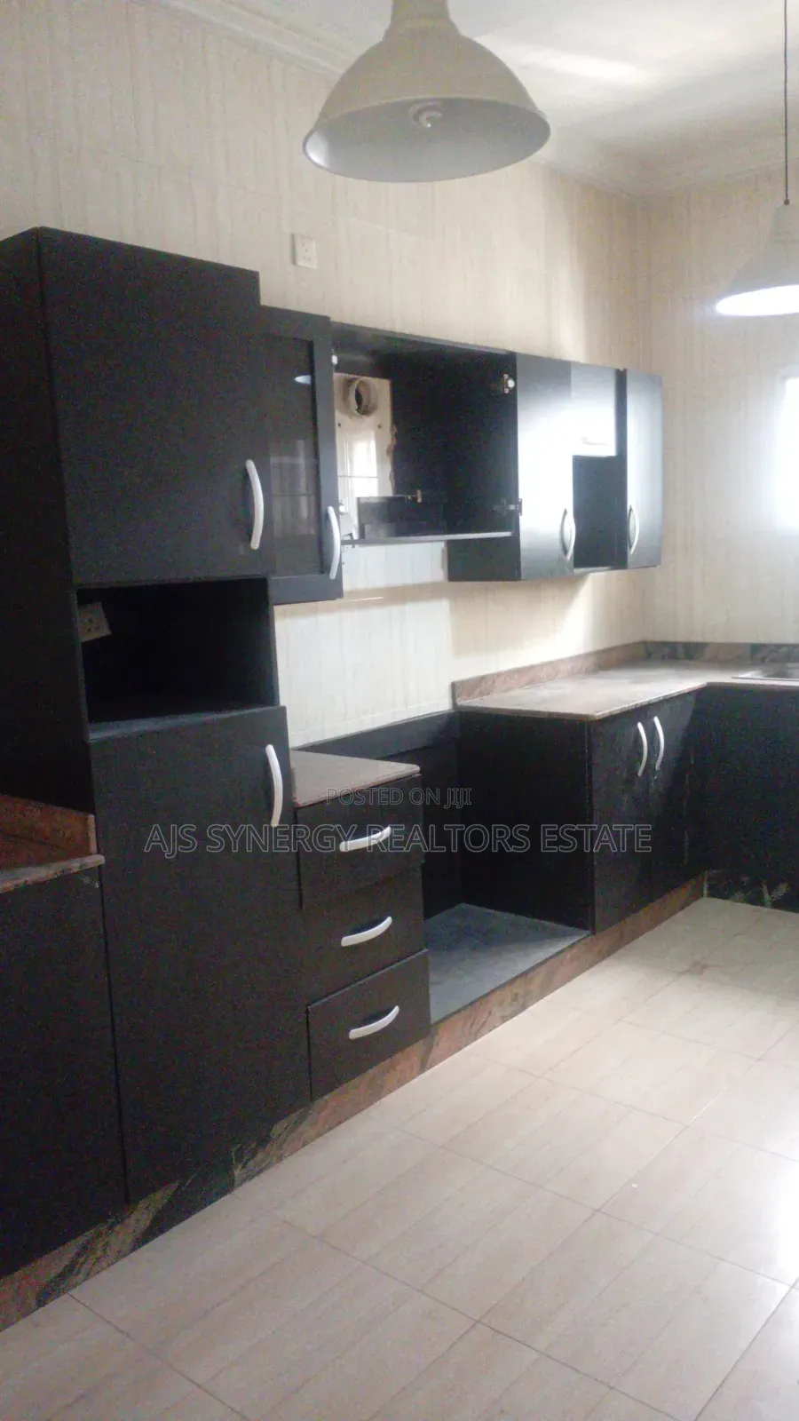 4bdrm Townhouse / Terrace in Osapa london for rent