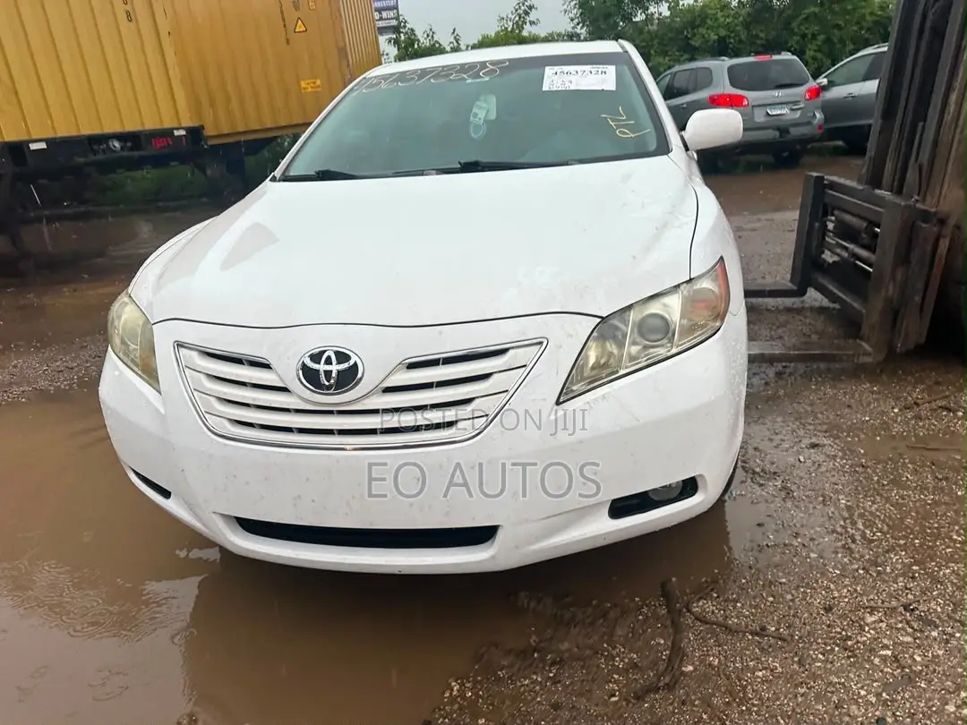 Toyota Camry XLE 4dr Sedan (2.4L 4cyl 5A) 2009 White