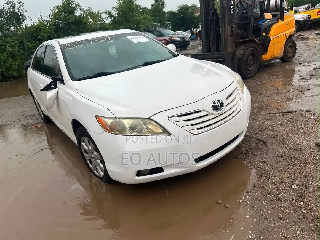 Toyota Camry XLE 4dr Sedan (2.4L 4cyl 5A) 2009 White