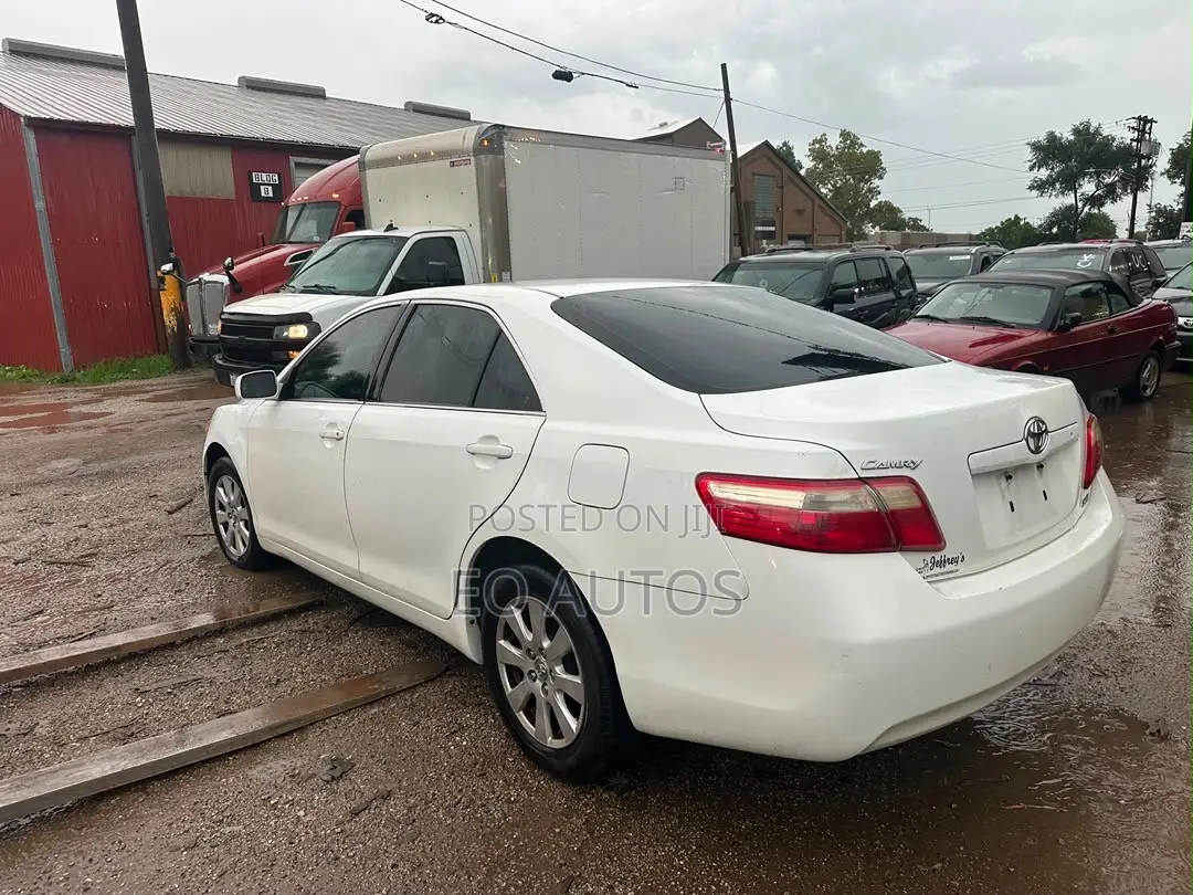 Toyota Camry XLE 4dr Sedan (2.4L 4cyl 5A) 2009 White