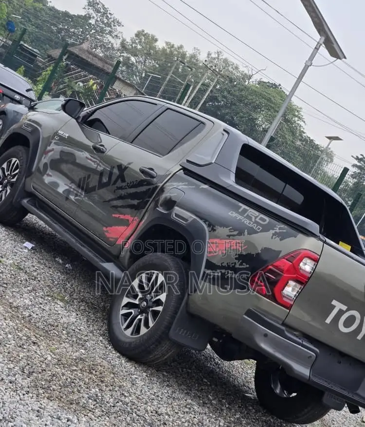 Toyota Hilux 2025 Black