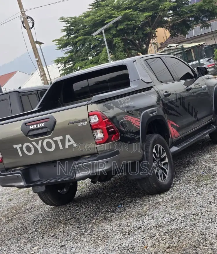 Toyota Hilux 2025 Black