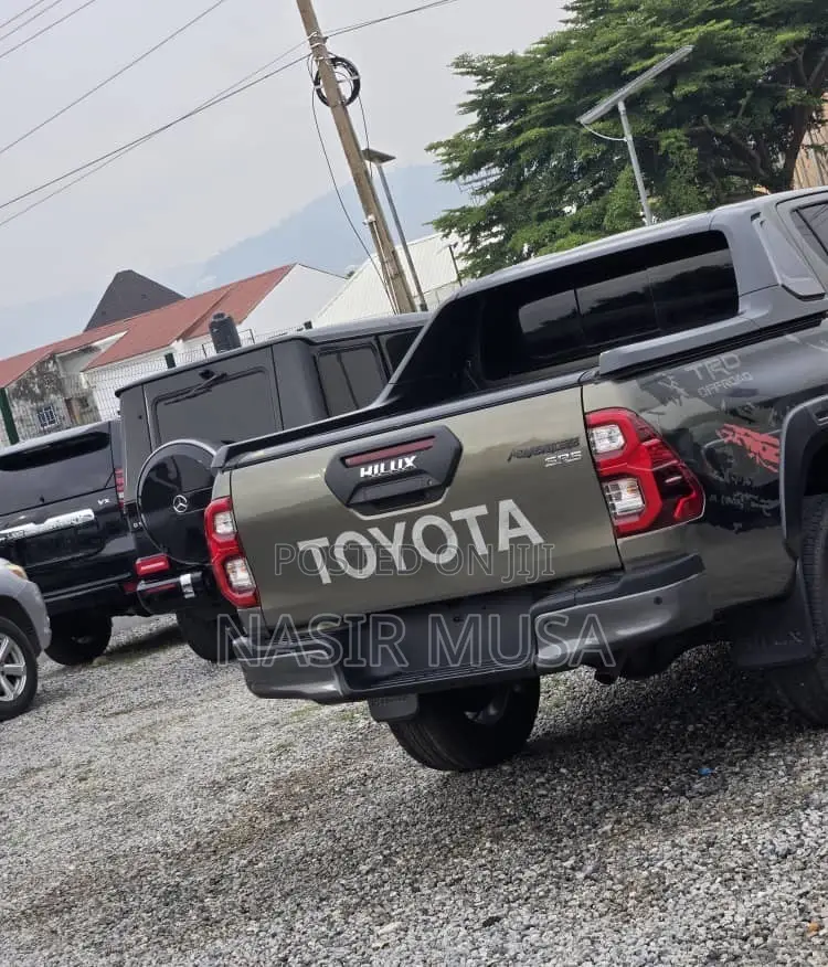 Toyota Hilux 2025 Black