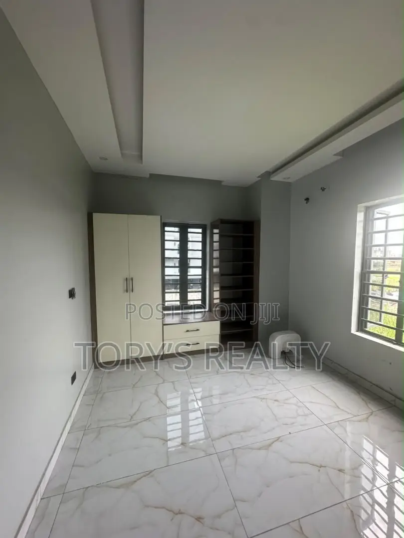 2bdrm Apartment in Lekki Phase 1 for sale