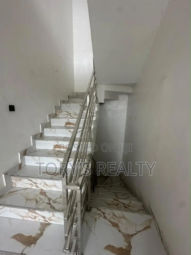 2bdrm Apartment in Lekki Phase 1 for sale