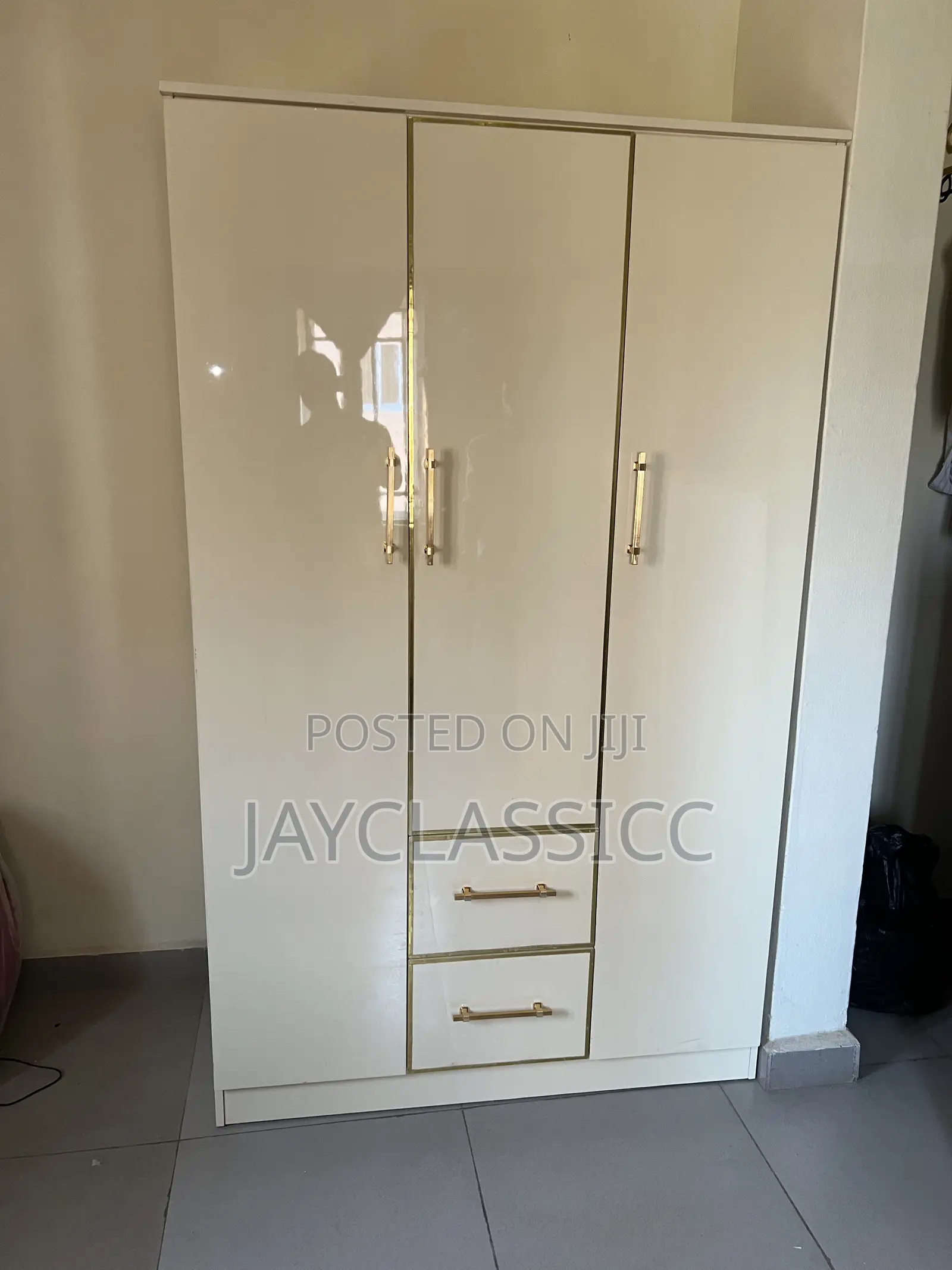 Wardrobe With Drawers