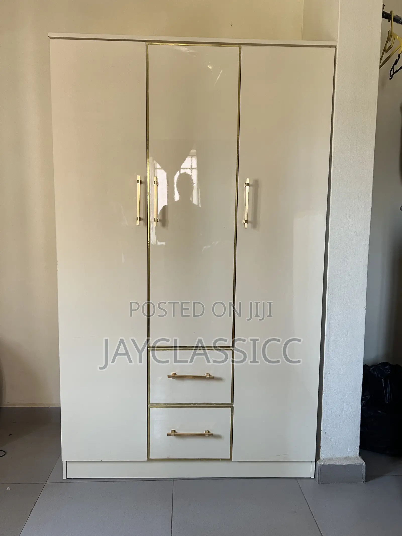 Wardrobe With Drawers